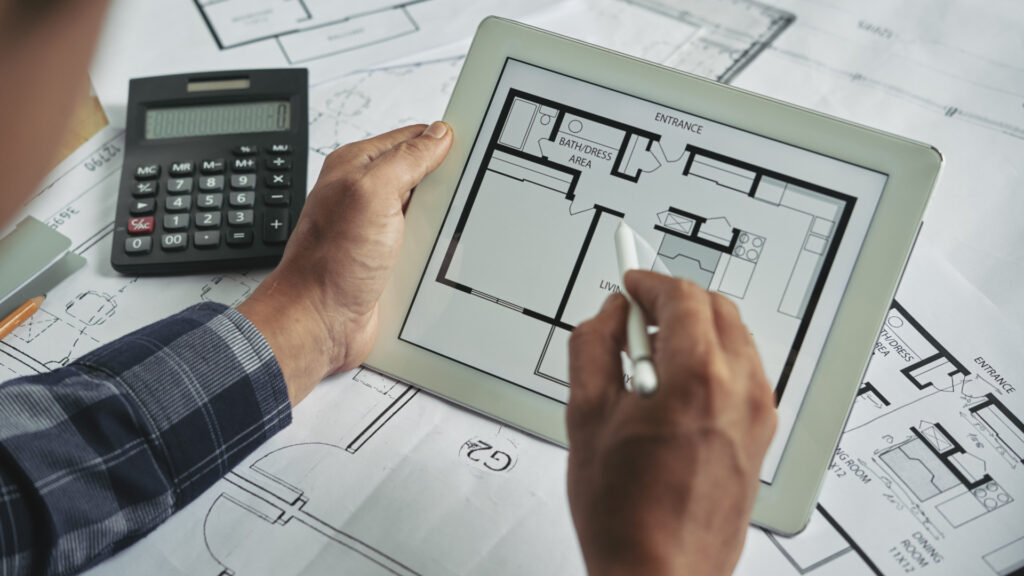 Consultation de plans de logement sur une tablette.