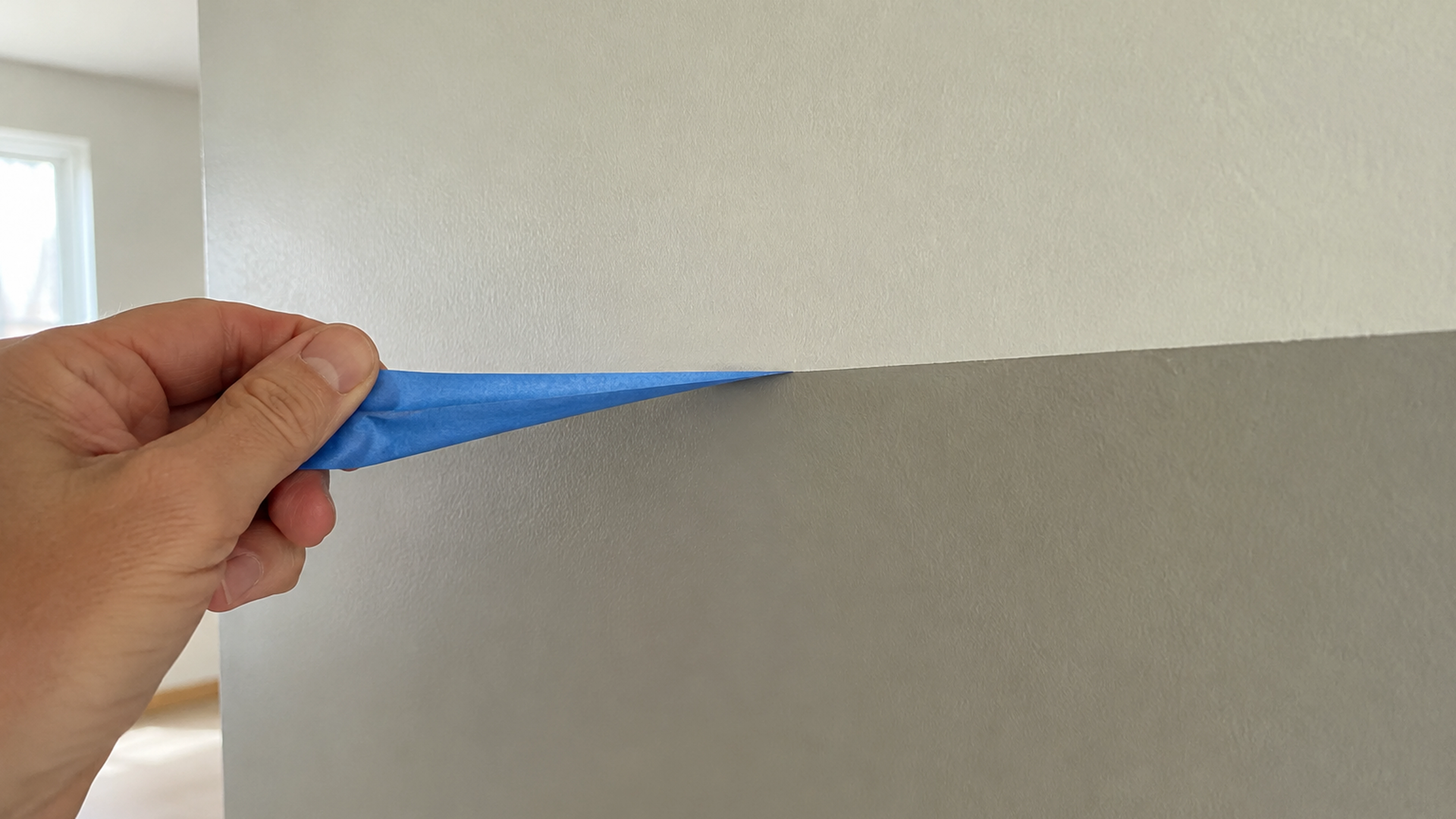 Illustration éditoriale pour l’article « Quand enlever le ruban de masquage peinture pour un tracé pro »